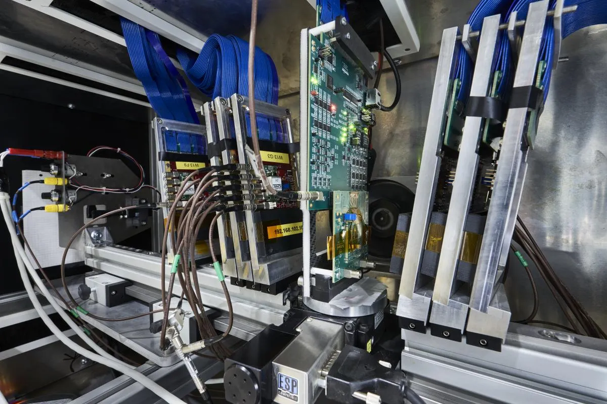 End-of-run rush for CLIC pixel detectors in test beams